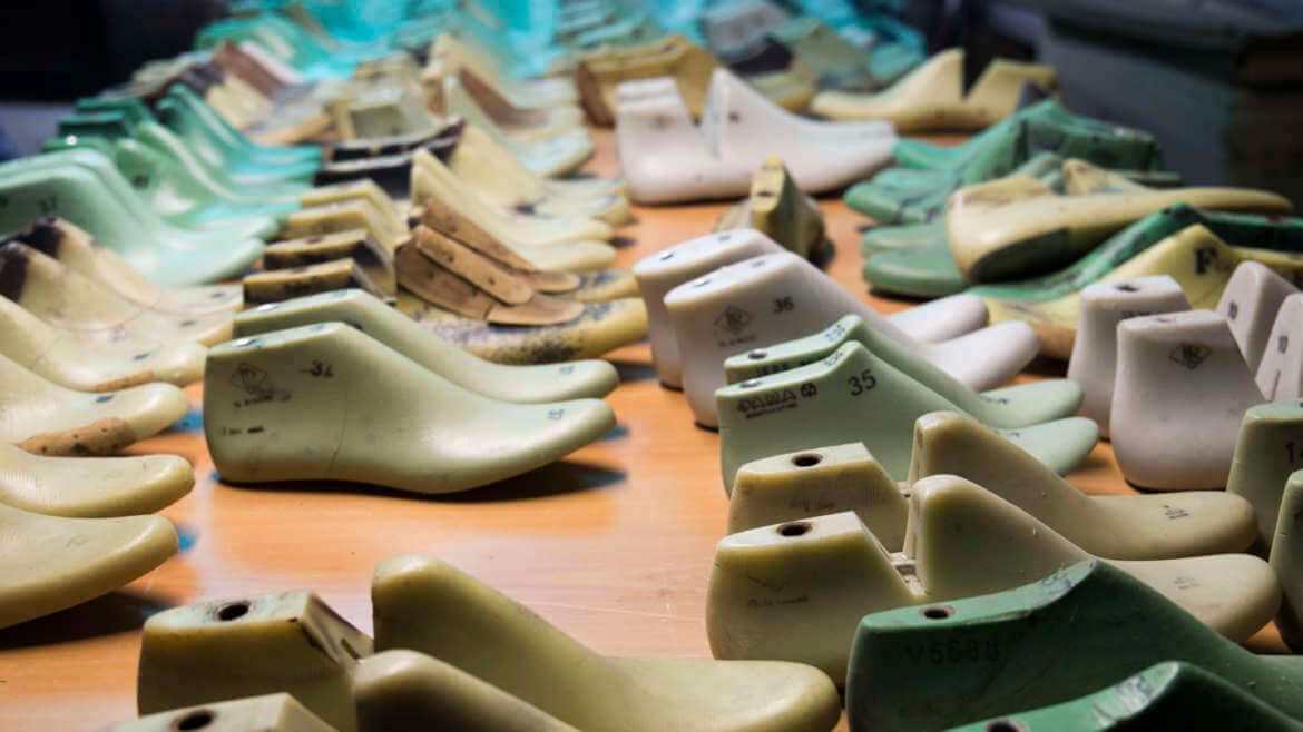 Nella bottega dell’artigiano Alberto per vedere come nasce una scarpa
