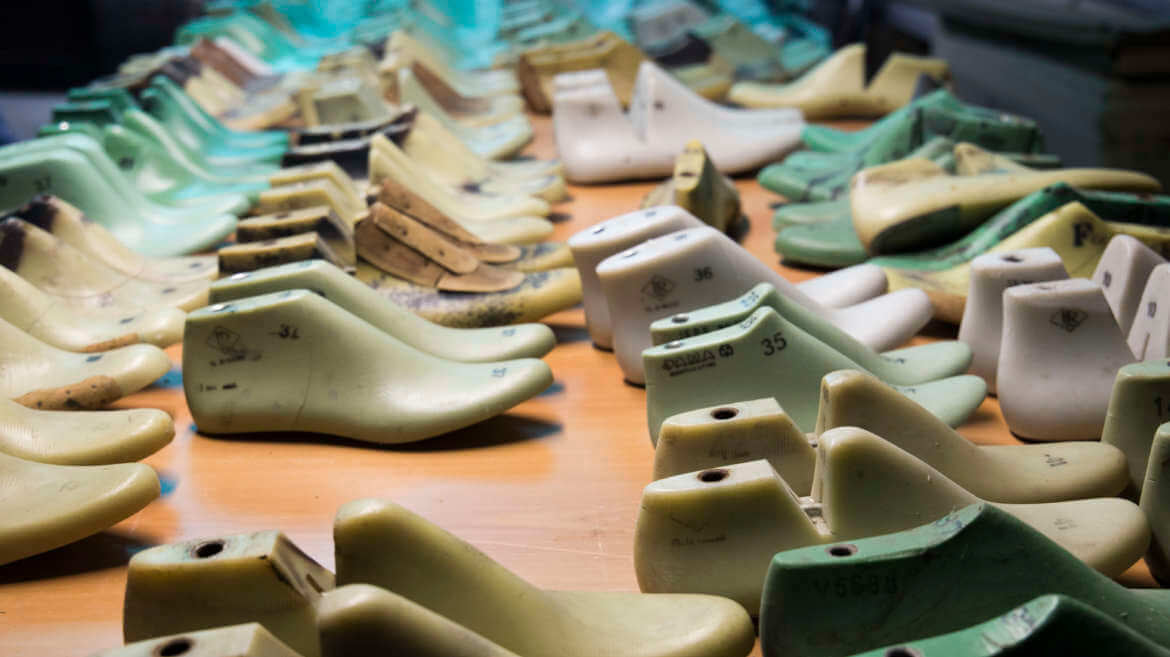 Nella bottega dell’artigiano Alberto per vedere come nasce una scarpa