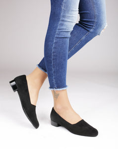 Ballerina in camoscio nero