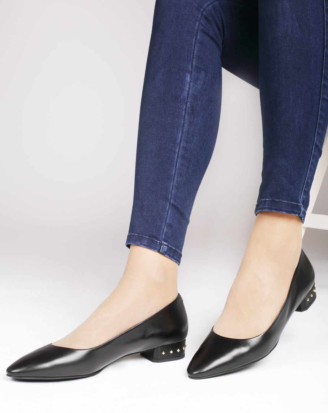Ballerina in pelle nera con borchiette