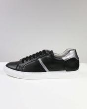 Sneakers nere con dettagli argento