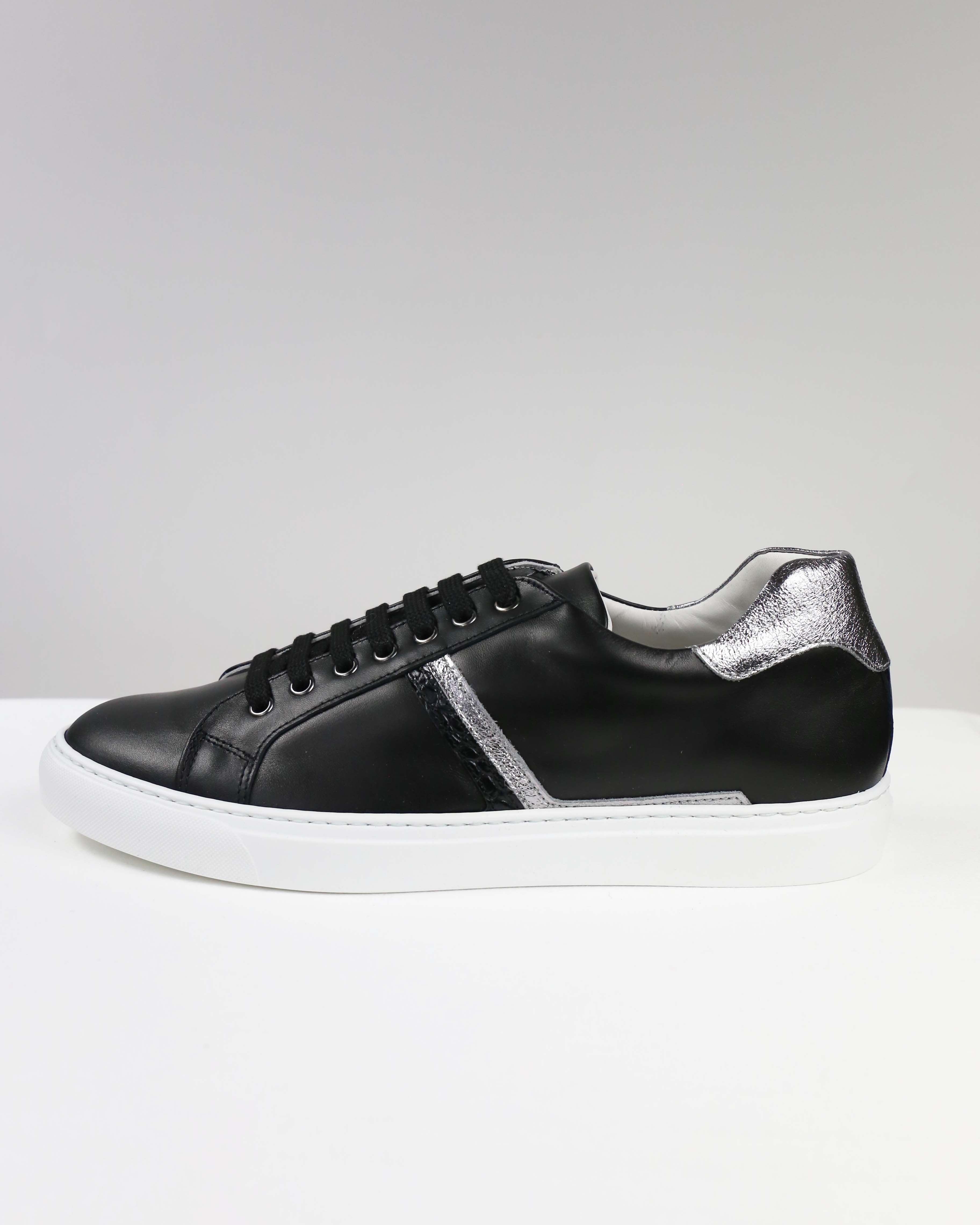 Sneakers nere con dettagli argento