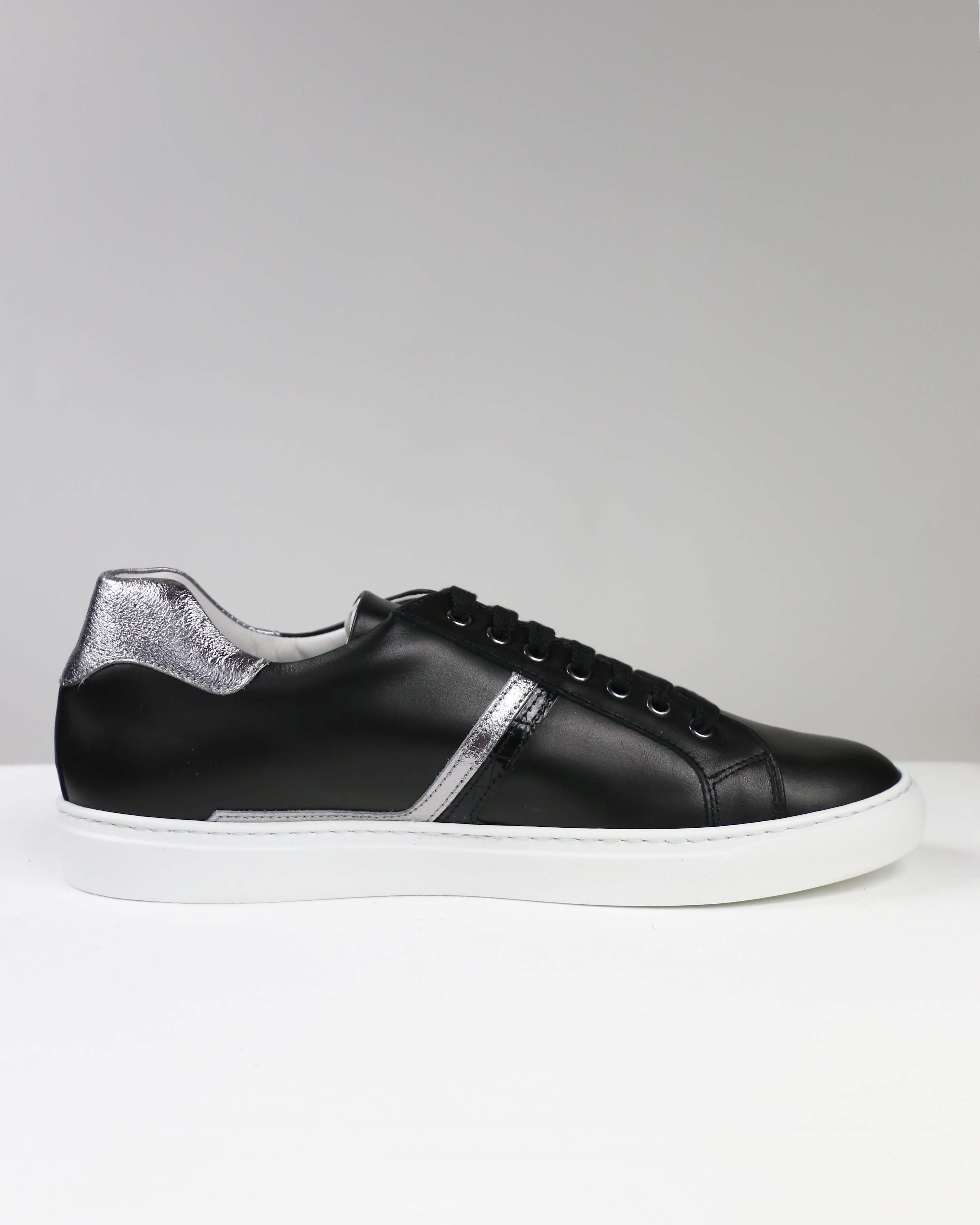 Sneakers nere con dettagli argento