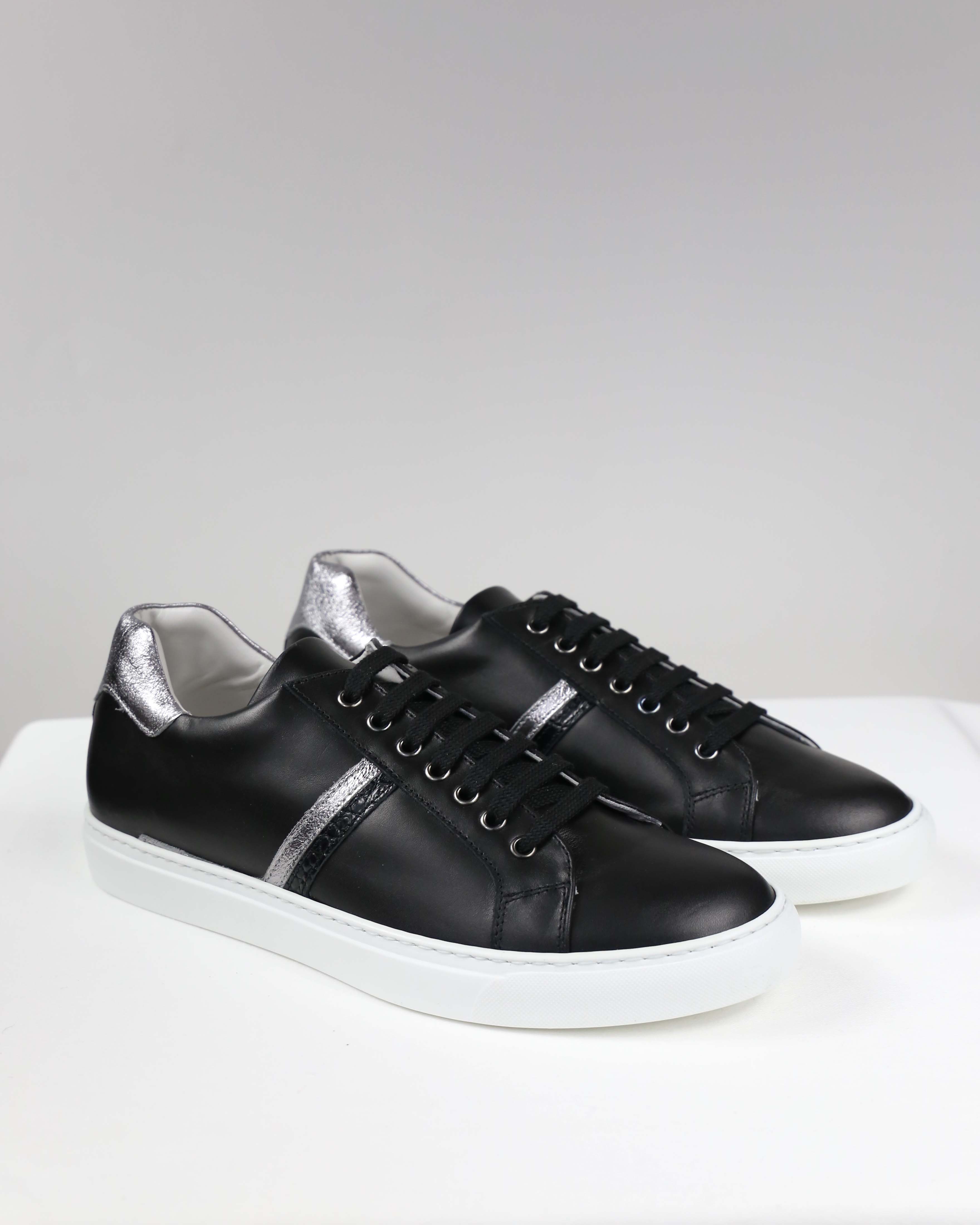 Sneakers nere con dettagli argento