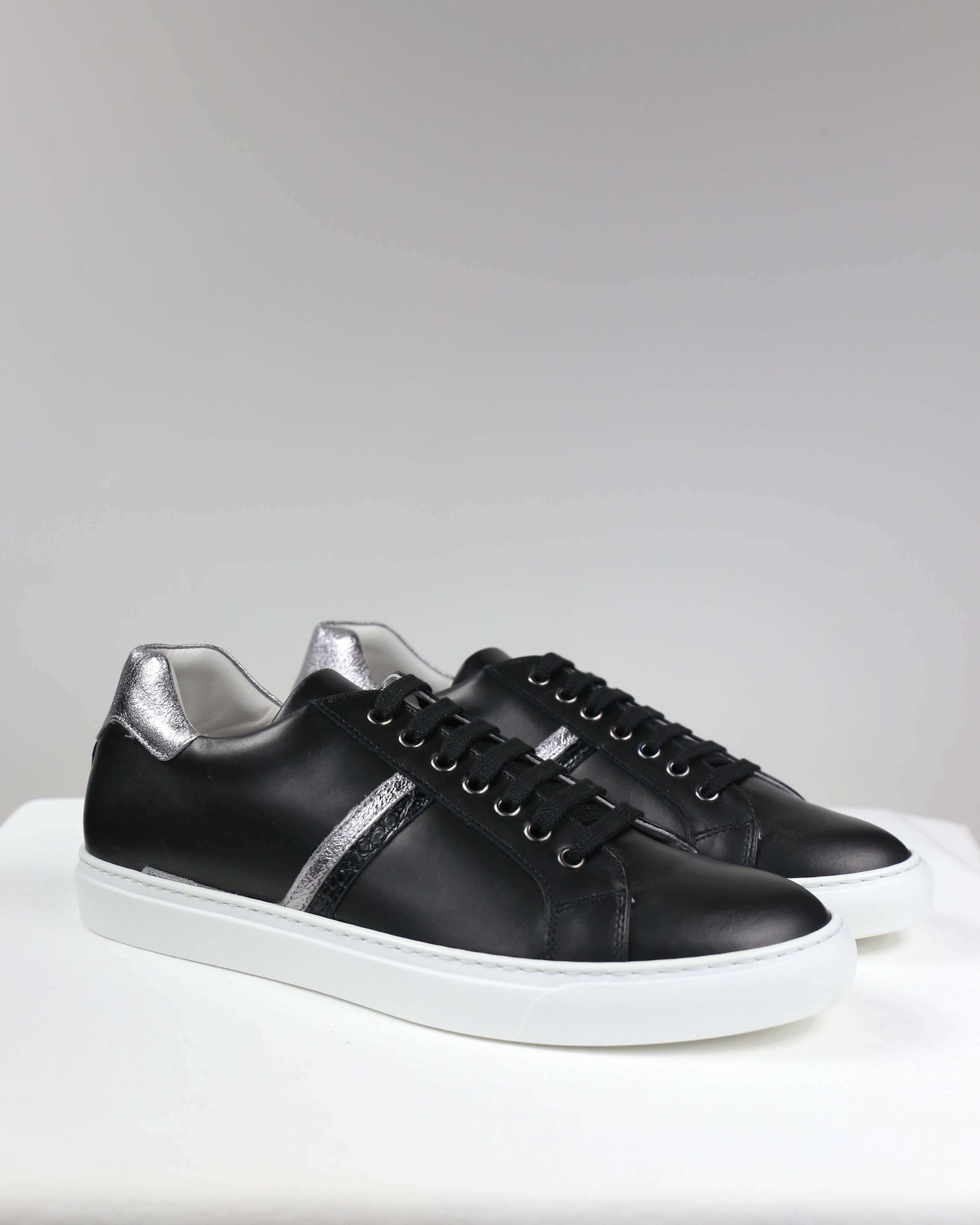 Sneakers nere con dettagli argento