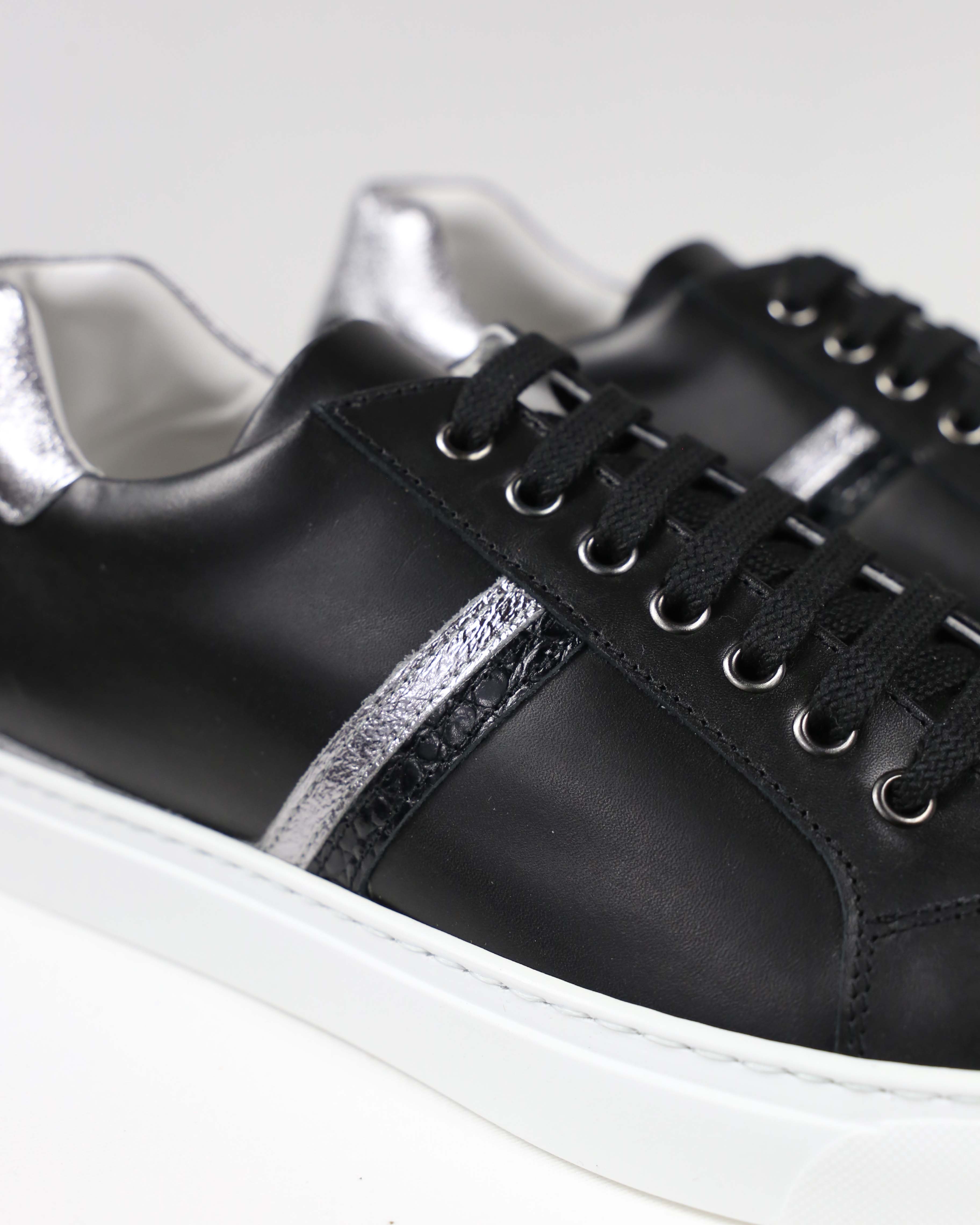 Sneakers nere con dettagli argento