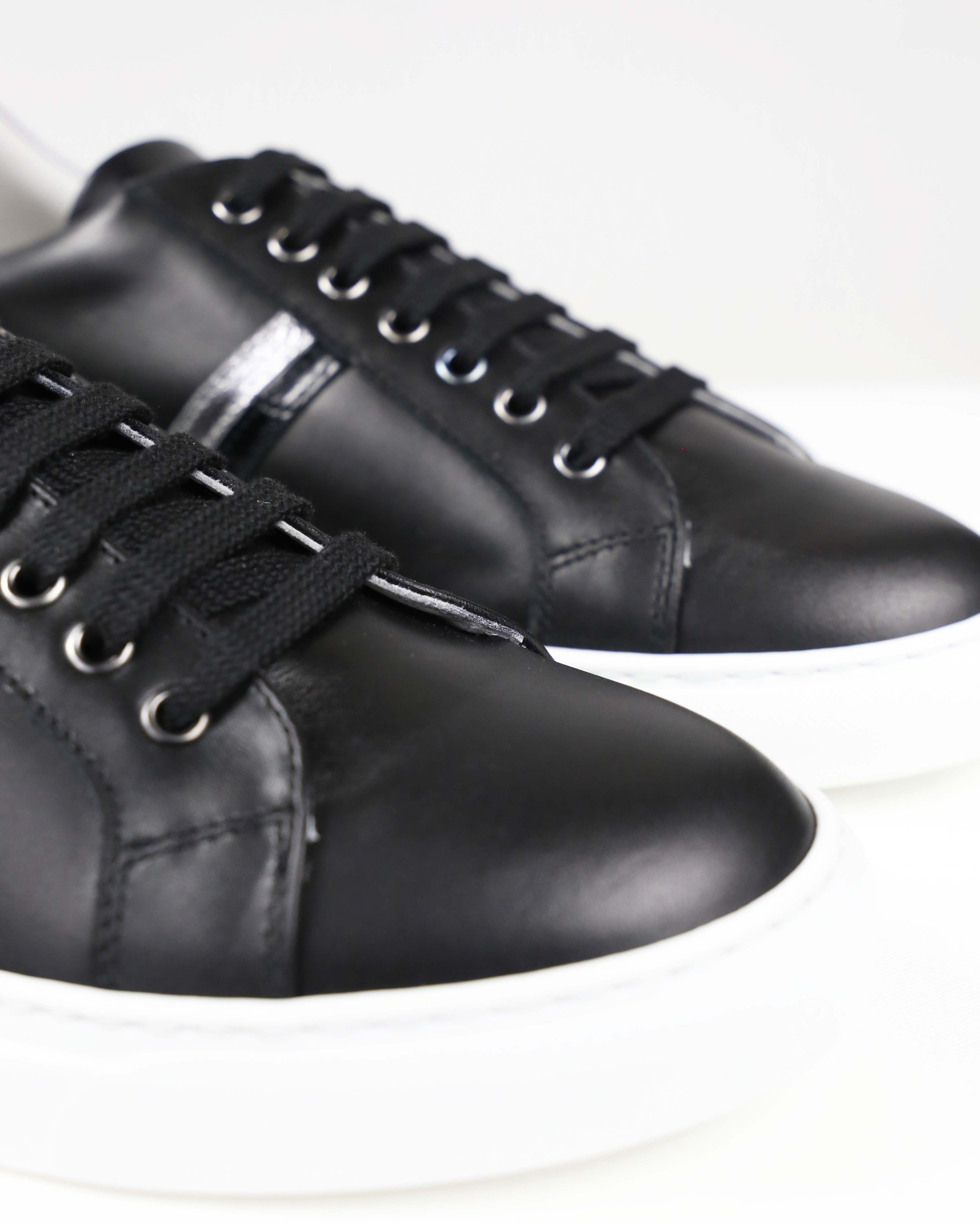 Sneakers nere con dettagli argento