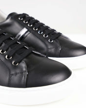 Carica l&#39;immagine nel visualizzatore di Gallery, Sneakers nere con dettagli argento
