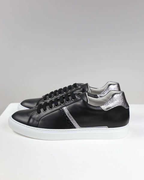 Sneakers nere con dettagli argento