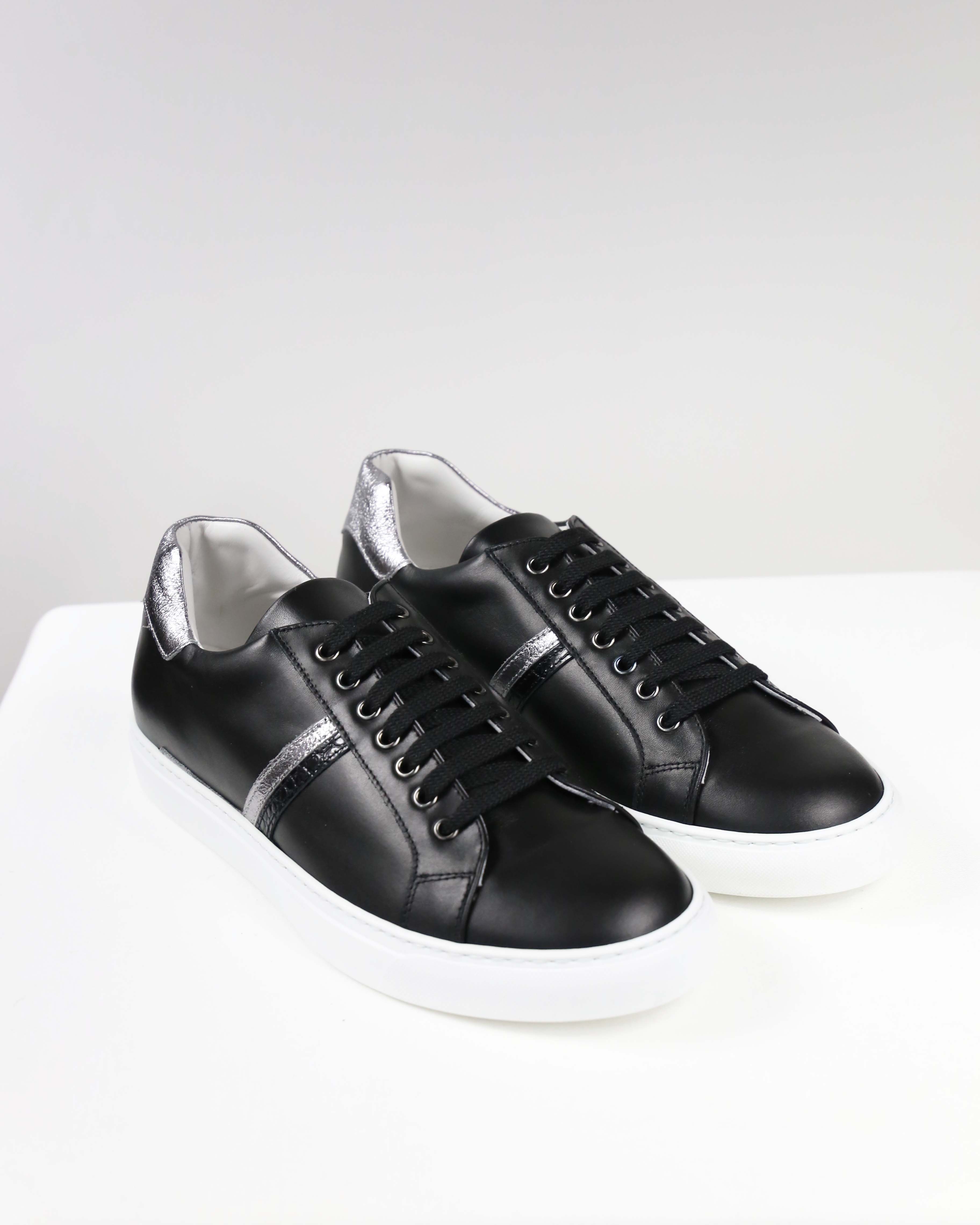 Sneakers nere con dettagli argento