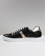 Sneakers nere con dettagli luminosi platino