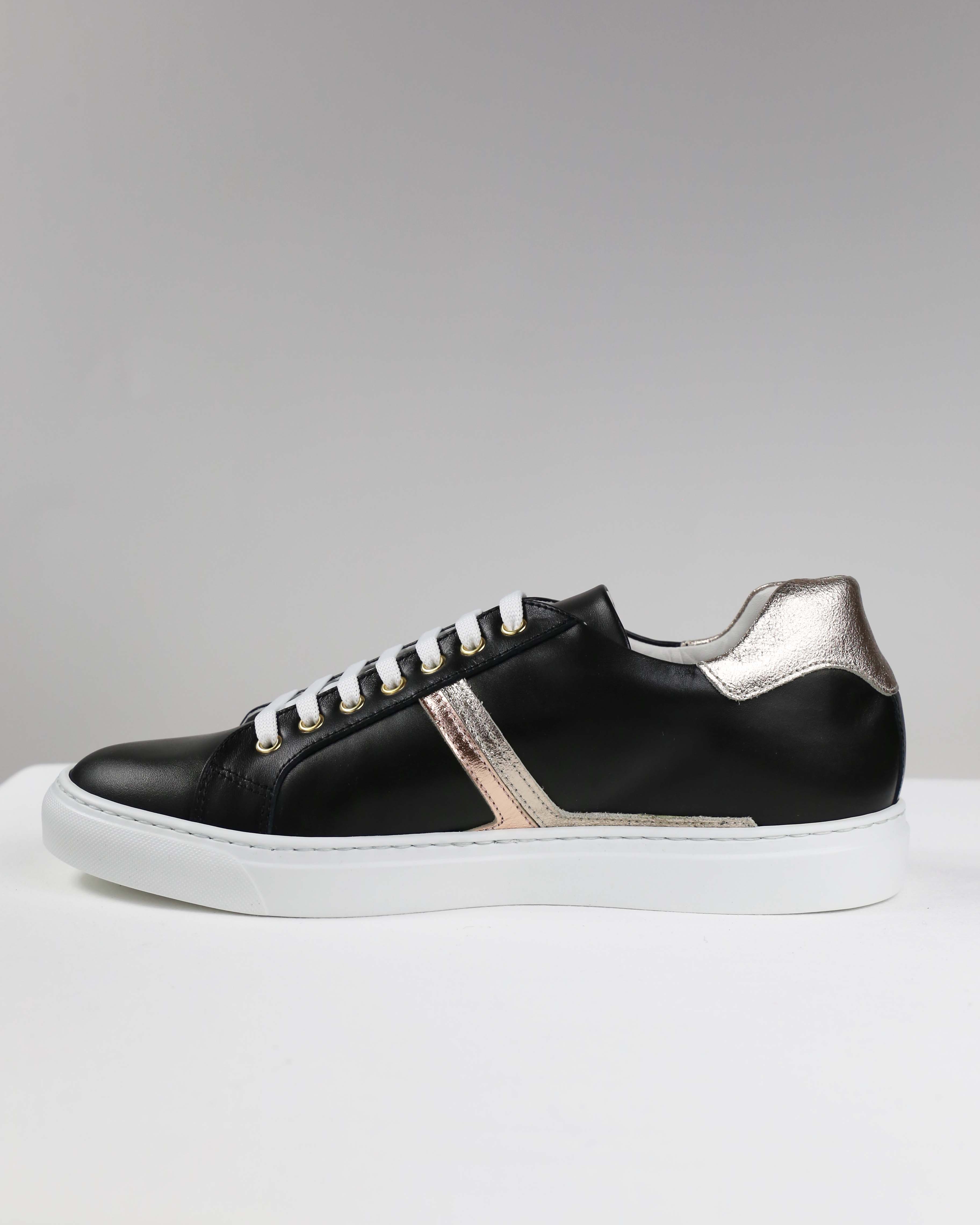 Sneakers nere con dettagli luminosi platino