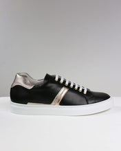 Sneakers nere con dettagli luminosi platino