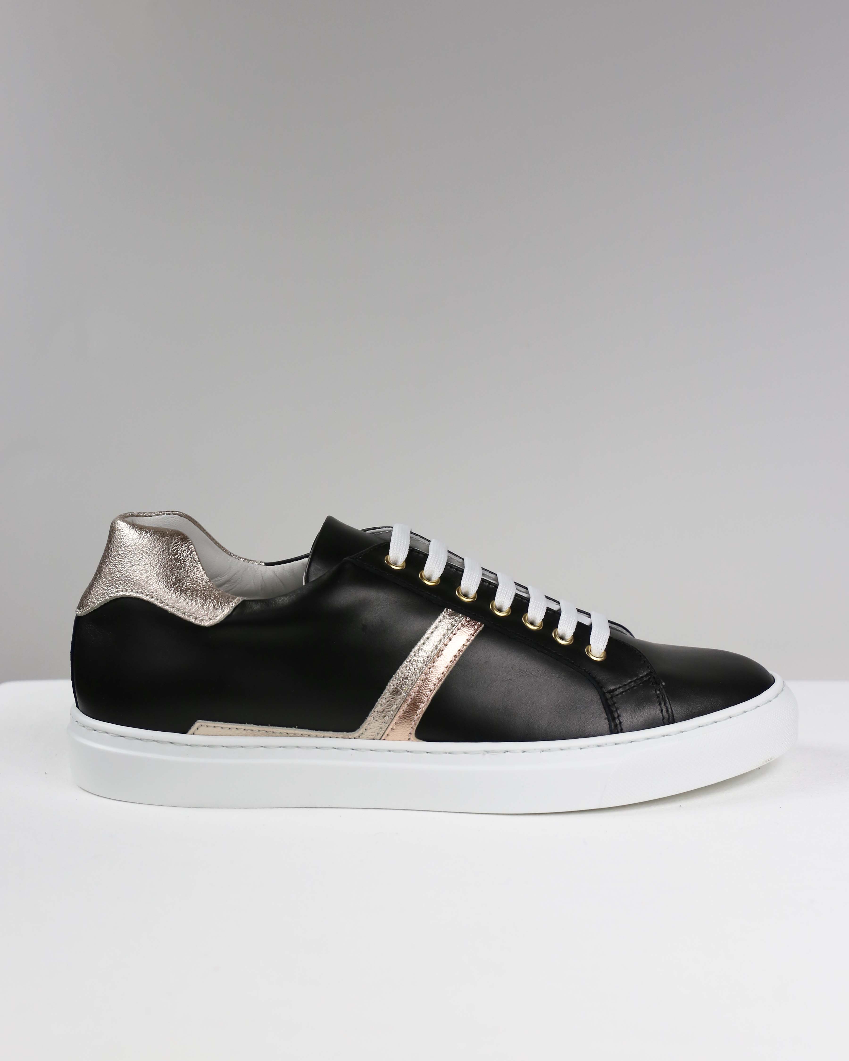 Sneakers nere con dettagli luminosi platino
