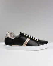 Carica l&#39;immagine nel visualizzatore di Gallery, Sneakers nere con dettagli luminosi platino
