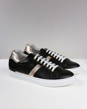Sneakers nere con dettagli luminosi platino