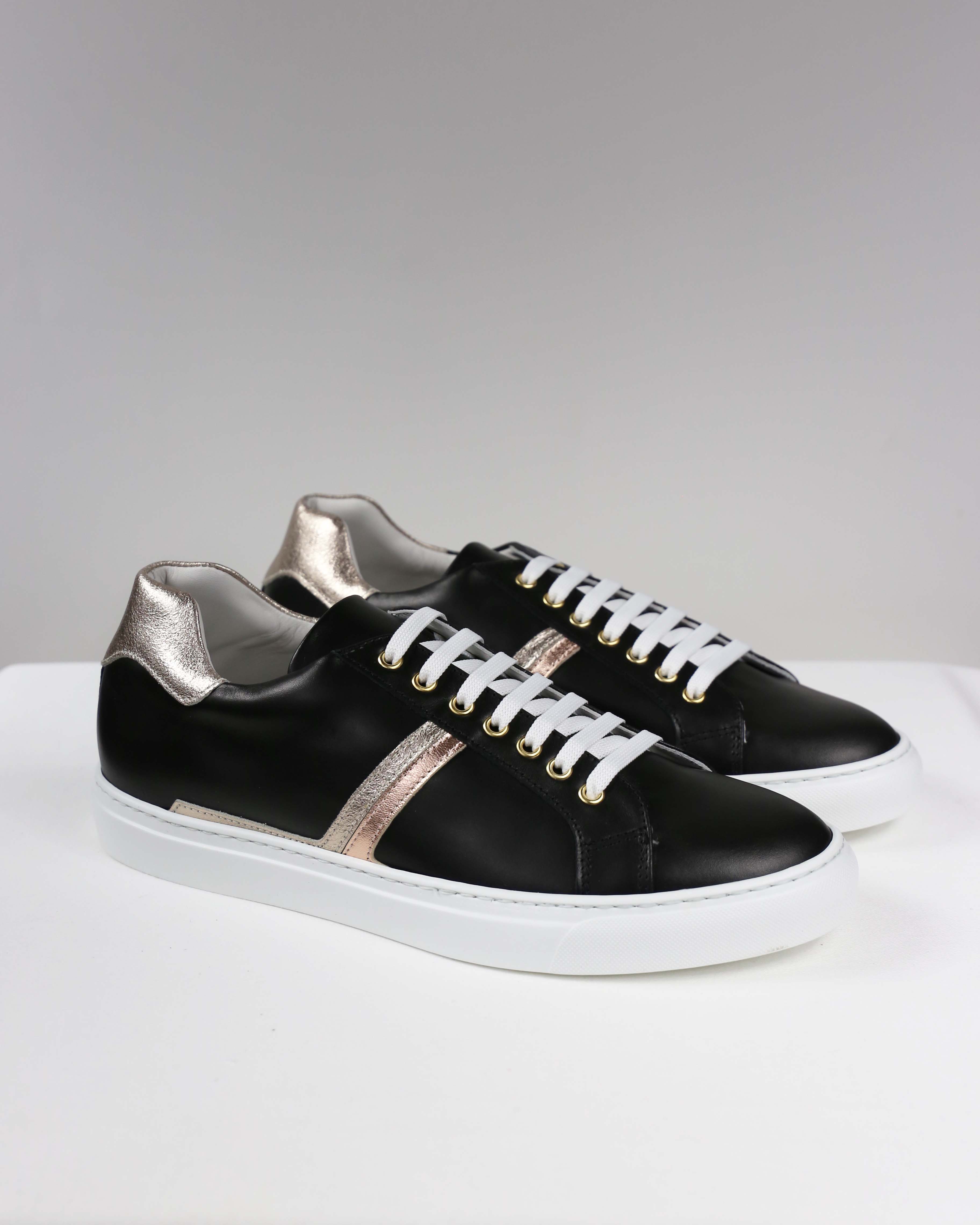 Sneakers nere con dettagli luminosi platino