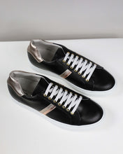 Carica l&#39;immagine nel visualizzatore di Gallery, Sneakers nere con dettagli luminosi platino

