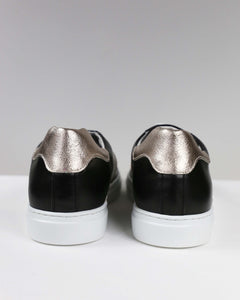 Sneakers nere con dettagli luminosi platino