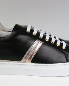 Sneakers nere con dettagli luminosi platino