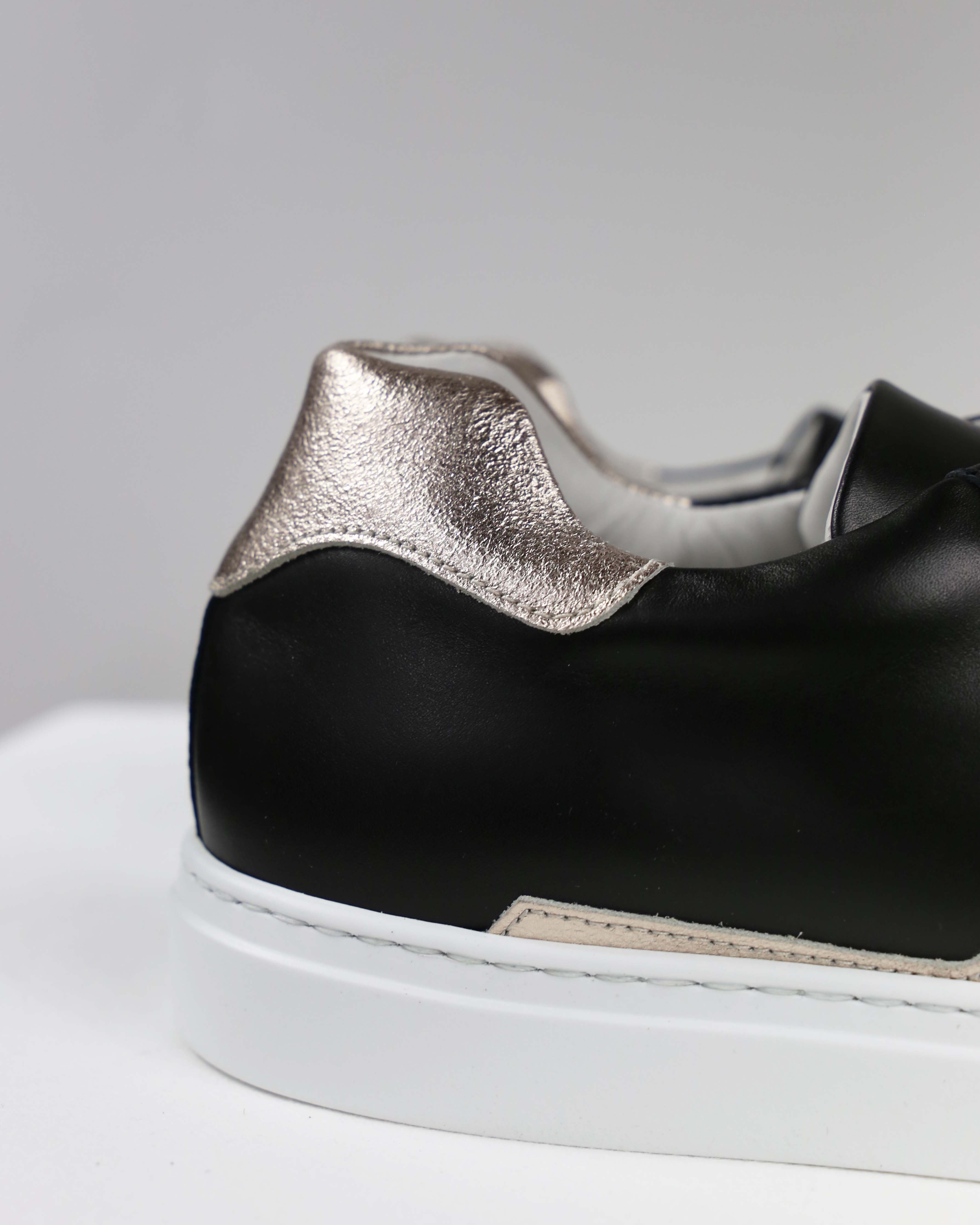 Sneakers nere con dettagli luminosi platino