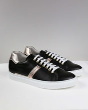 Sneakers nere con dettagli luminosi platino