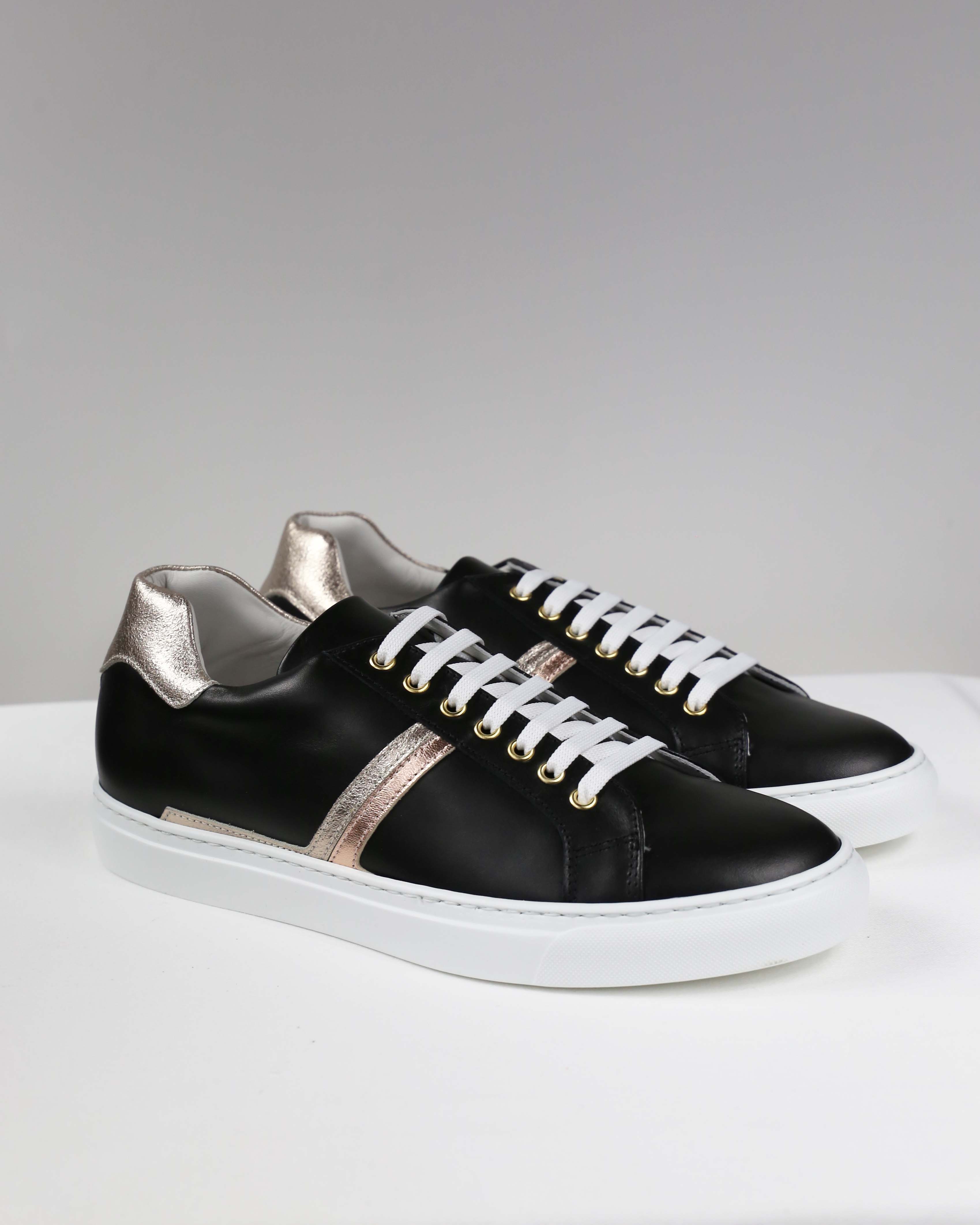 Sneakers nere con dettagli luminosi platino