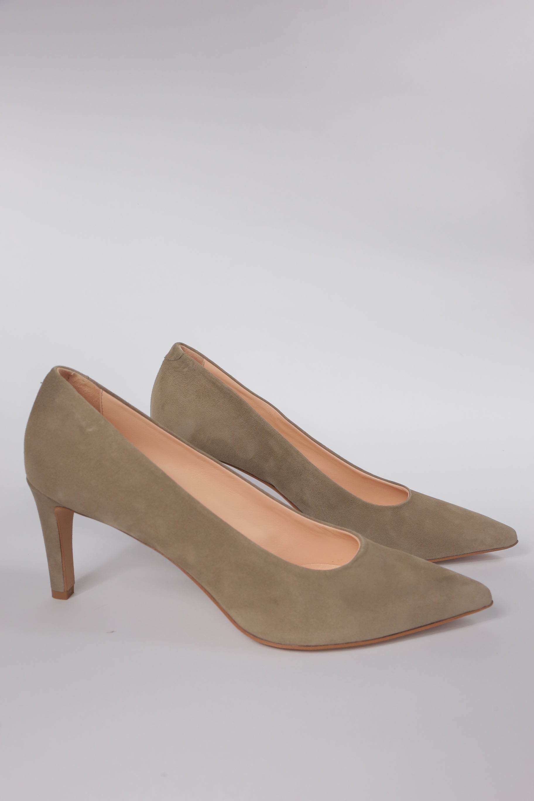 Décolleté Lorena in camoscio color tortora