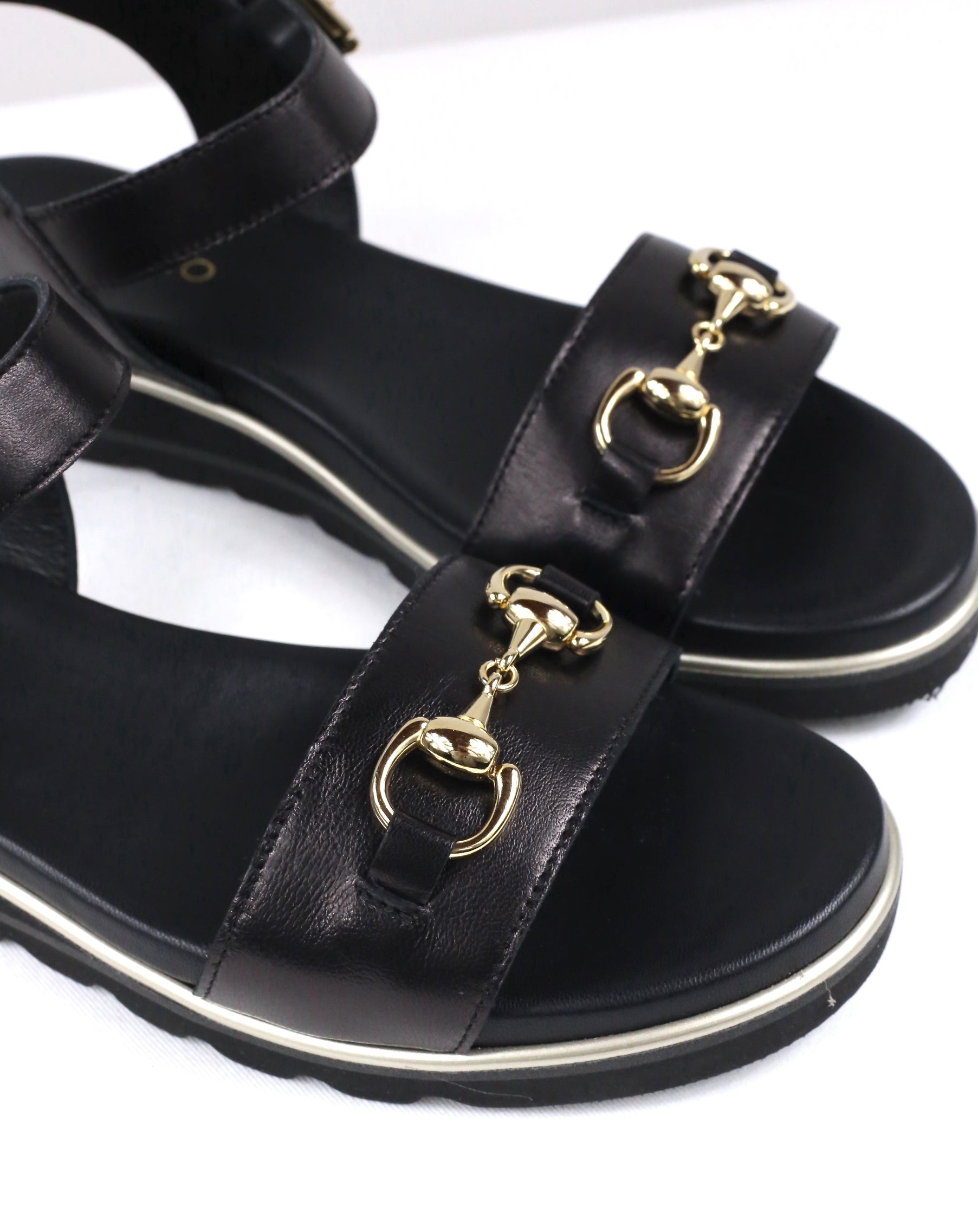 Sandalo Mia nero con accessorio