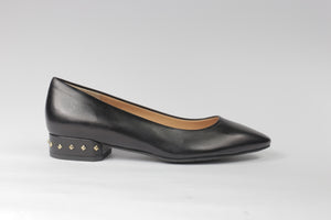 Ballerina in pelle nera con borchiette