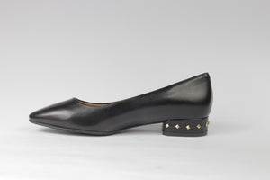 Ballerina in pelle nera con borchiette