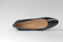 Carica l&#39;immagine nel visualizzatore di Gallery, Ballerina in pelle nera con borchiette
