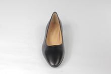 Carica l&#39;immagine nel visualizzatore di Gallery, Ballerina in pelle nera con borchiette
