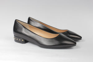 Ballerina in pelle nera con borchiette