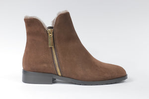 Stivaletto in camoscio con montone interno