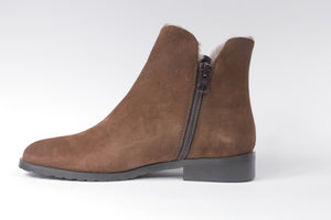 Stivaletto in camoscio con montone interno