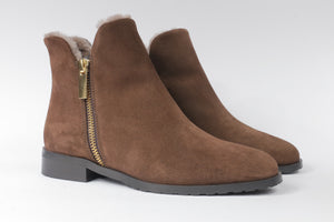 Stivaletto in camoscio con montone interno