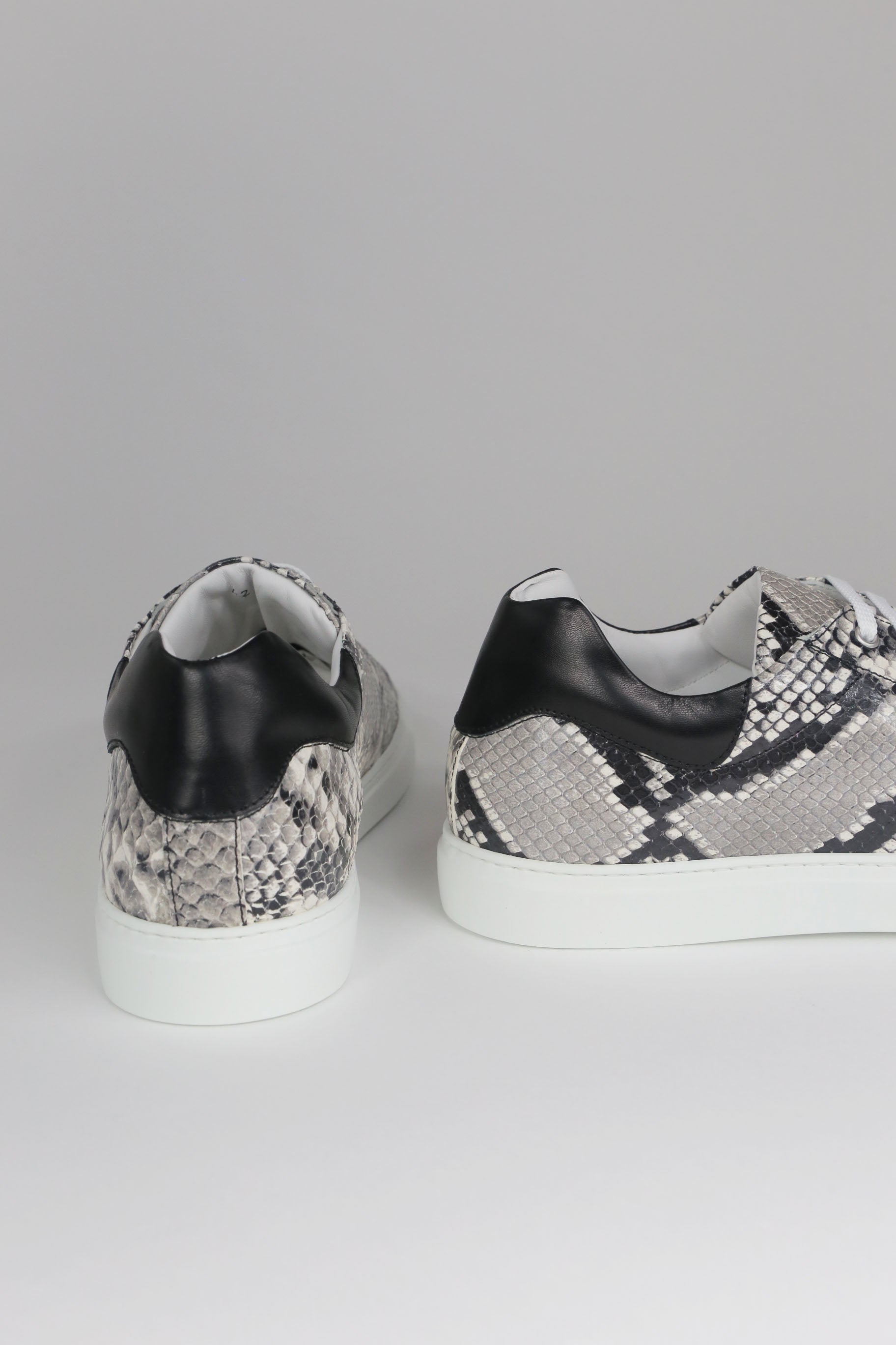 Sneakers grintose pitonate