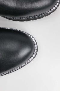 Angelina in pelle nera
